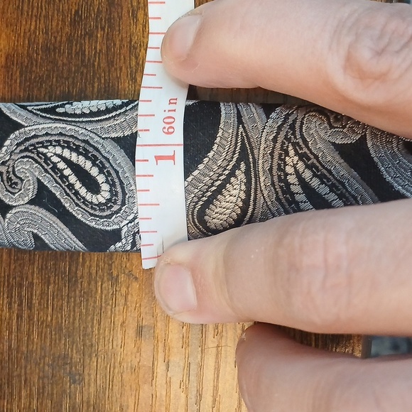 Authentic MICHAEL KORS PAISLEY 100% SILK TIE ๐ - Picture 4 of 7